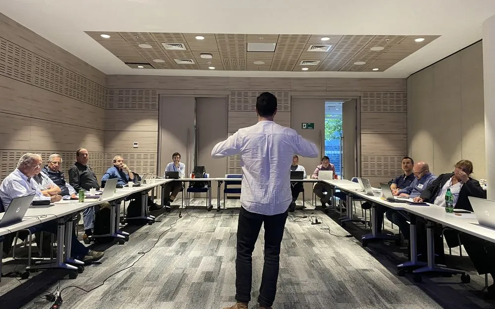 Francisco facilitando un workshop con concesionarios de Copec