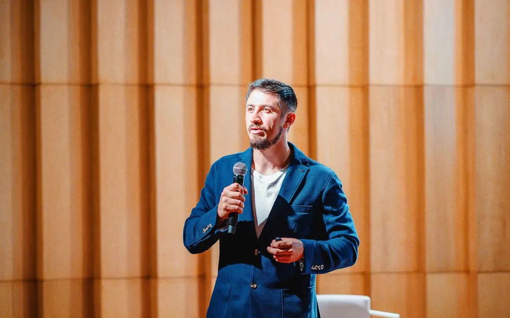 Francisco dando la charla Cambio de Mindset en San Juan, Argentina